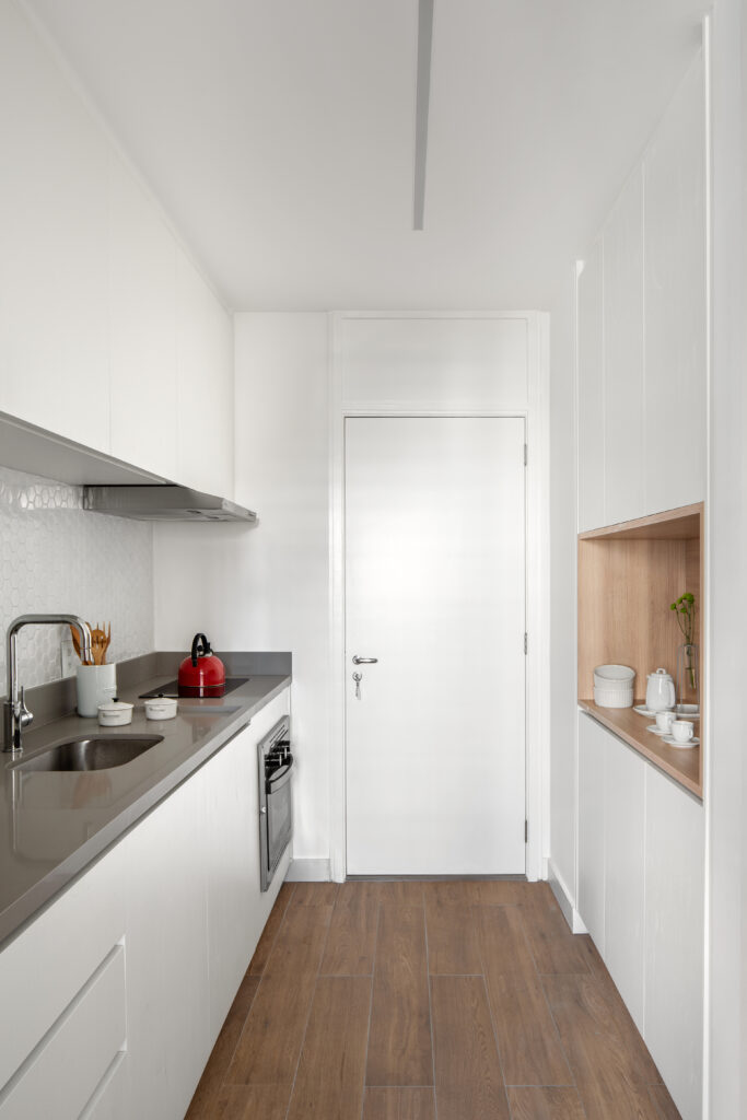 Cozinha reformada com bancada em quartzo e marcenaria clara — projeto Obrafy no Itaim Bibi