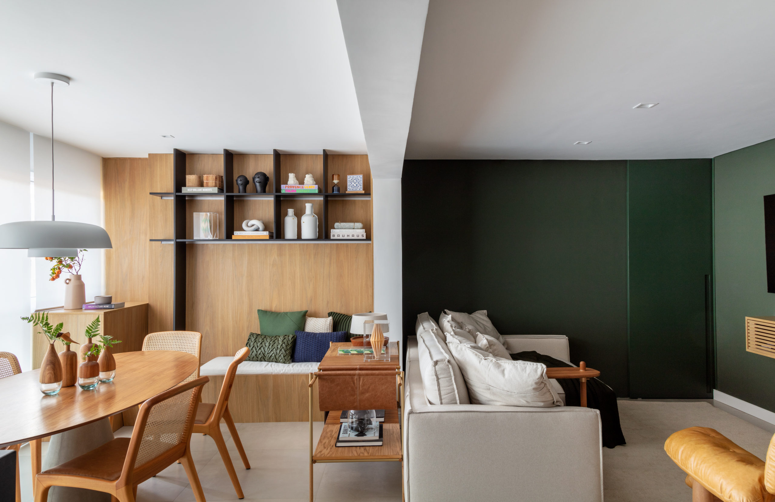 Sala integrada com estar, jantar e adega — apartamento reformado pela Obrafy no Brooklin